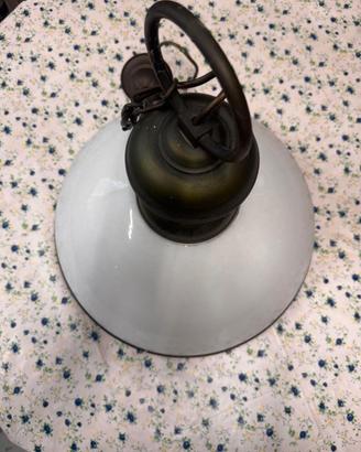 Lampadario vintage con grande vetro opalino bianco