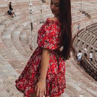 Vestito estivo rosso nuovo con i fiori