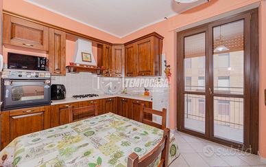 TRILOCALE AL QUARTO PIANO CON BOX E CANTINA