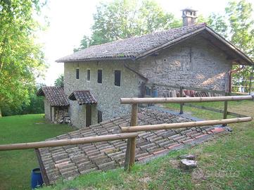 Abitazione rustica immersa nei boschi con panorama