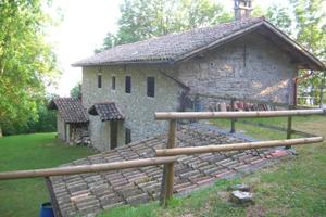 Abitazione rustica immersa nei boschi con panorama