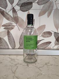 bottiglia vuota di gin 