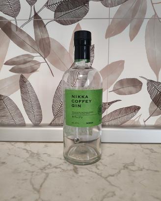 bottiglia vuota di gin 