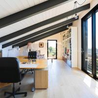 Mobili moderni a prezzi modici (scrivanie etc.)