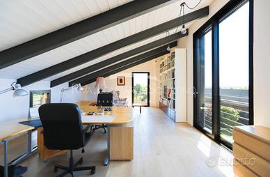 Mobili moderni a prezzi modici (scrivanie etc.)