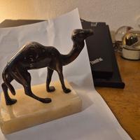 Statuetta Cammello Vintage in Metallo  su onice