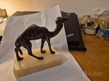Statuetta Cammello Vintage in Metallo  su onice
