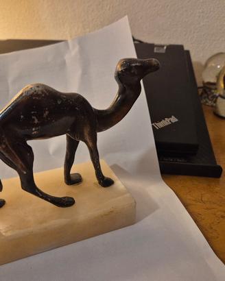 Statuetta Cammello Vintage in Metallo  su onice