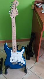 Fender Squier Stratocaster Hss+Fender 15G Frontman