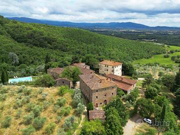 Rustico / Casale di 308 m² con 4 locali e box auto