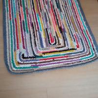 Tappeto all'uncinetto con fettuccia tubolare