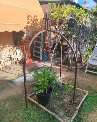 Archetto da Pozzo in Ferro Battuto con Carrucola