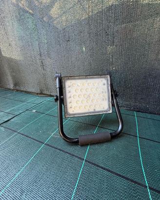 2 FARETTI LED PORTATILI – 42 € ENTRAMBI