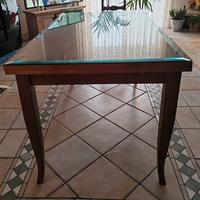 Tavolo in legno con copertura in vetro 