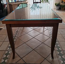 Tavolo in legno con copertura in vetro 