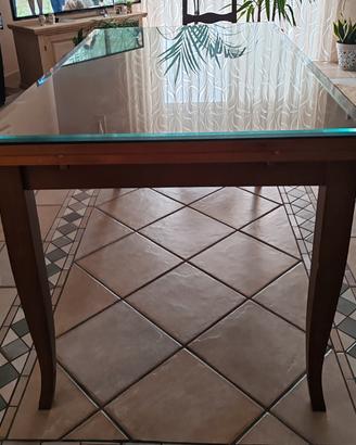 Tavolo in legno con copertura in vetro 