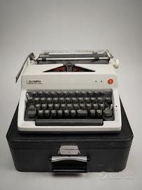 Macchina da scrivere Olympia SM9 con custodia