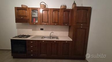 Cucina completa in legno con elettrodomestici 