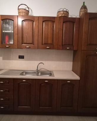 Cucina completa in legno con elettrodomestici 