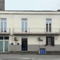 Indipendente, centrale, 5 vani, androne e giardino