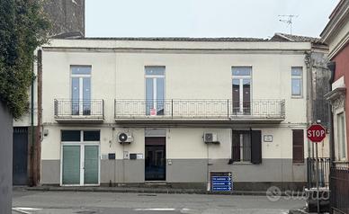 Indipendente, centrale, 5 vani, androne e giardino