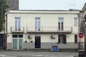 Indipendente, centrale, 5 vani, androne e giardino