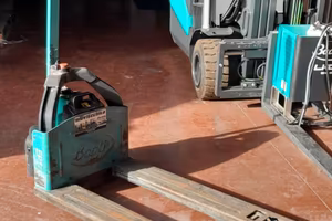 Carrello transpallet elettrico 1200kg con batteria