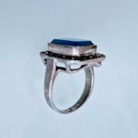 Anello in metallo con pietra sintetica