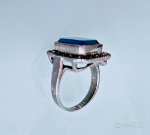 Anello in metallo con pietra sintetica