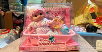 bambola in vasca giocattolo per bambini 