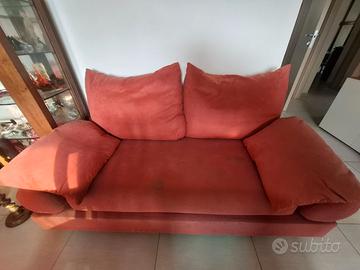 Coppia di divani color magenta -
