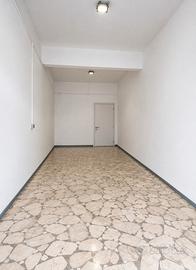 Locale C1 mq 28 zona Tuscolana