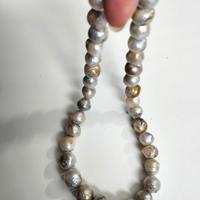 collana di perle naturali con sfumature sul grigio
