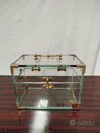 Scatolina in vetro con montature in metallo dorato
