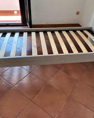 Due lettini 80x190 con rete a doghe.