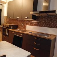 Cucina, divano e soggiorno