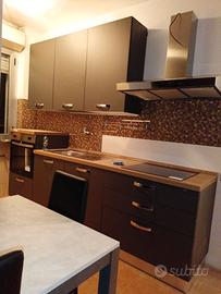 Cucina, divano e soggiorno