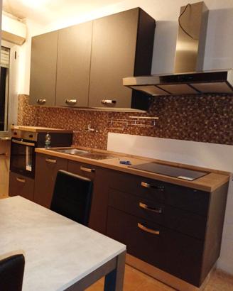 Cucina, divano e soggiorno