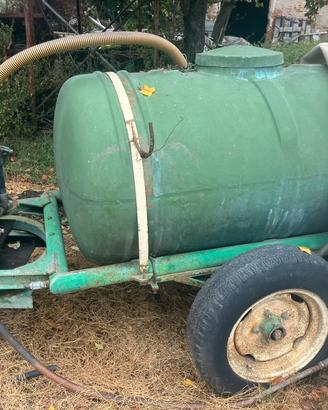 Botte irroratrice trainata con pompa agricola