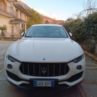 MASERATI LEVANTE 3.0 Diesel 275 CV interni chiari