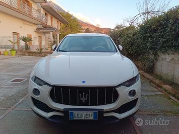 MASERATI LEVANTE 3.0 Diesel 275 CV interni chiari