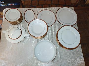 servizio piatti da 12 profilo oro  60 euro 