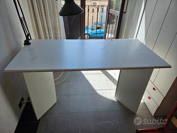 scrivania bianca usata
