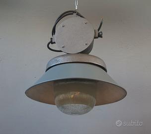 Lampada industriale restaurata da fabbrica