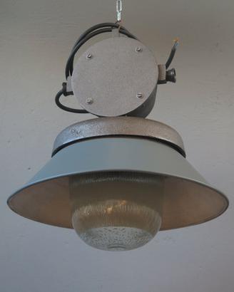 Lampada industriale restaurata da fabbrica