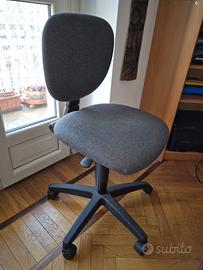 Sedia moderna con rotelle