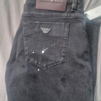 Jeans con cartellino