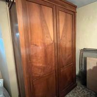 Armadio antico in ciliegio