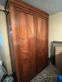 Armadio antico in ciliegio