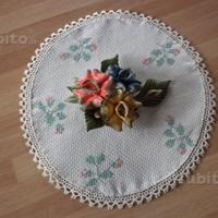 Centrino ricamato a punto croce colore ecrù